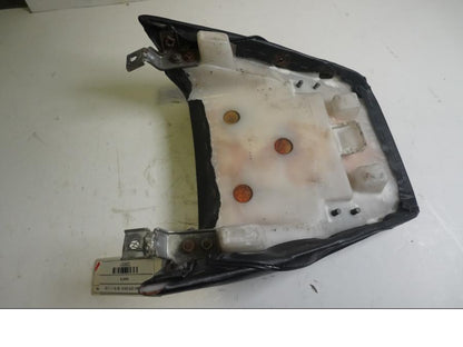 Snett nerifrån på Sadel från en Kawasaki GPZ 600 R -1985 motorcykel.