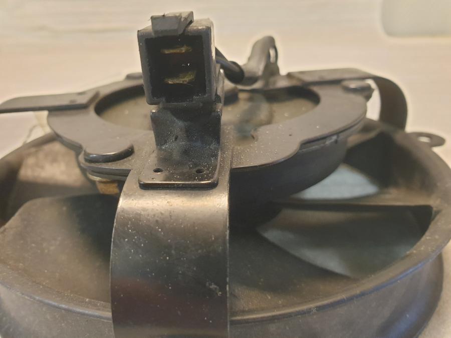 Höger sida på Vattenkylfläkt från en Honda CBR 900 RR -2003 motorcykel.