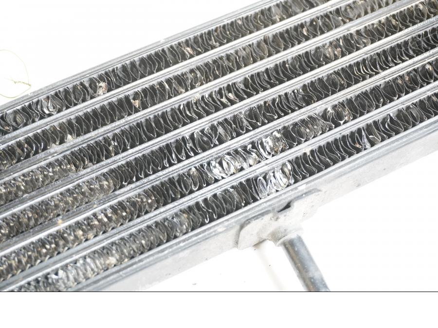 Snett uppifrån på Oljekyl från en Yamaha XJR 1300 -2001 motorcykel.