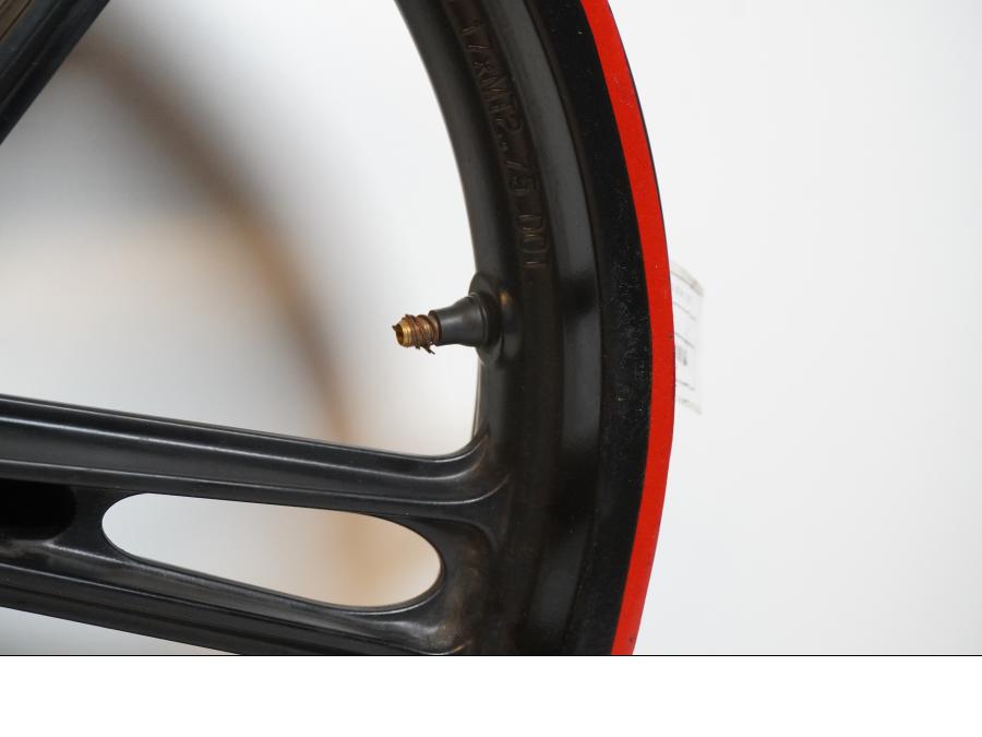 Höger sida på Fälg från en Yamaha YZF-R 125 -2009 motorcykel.