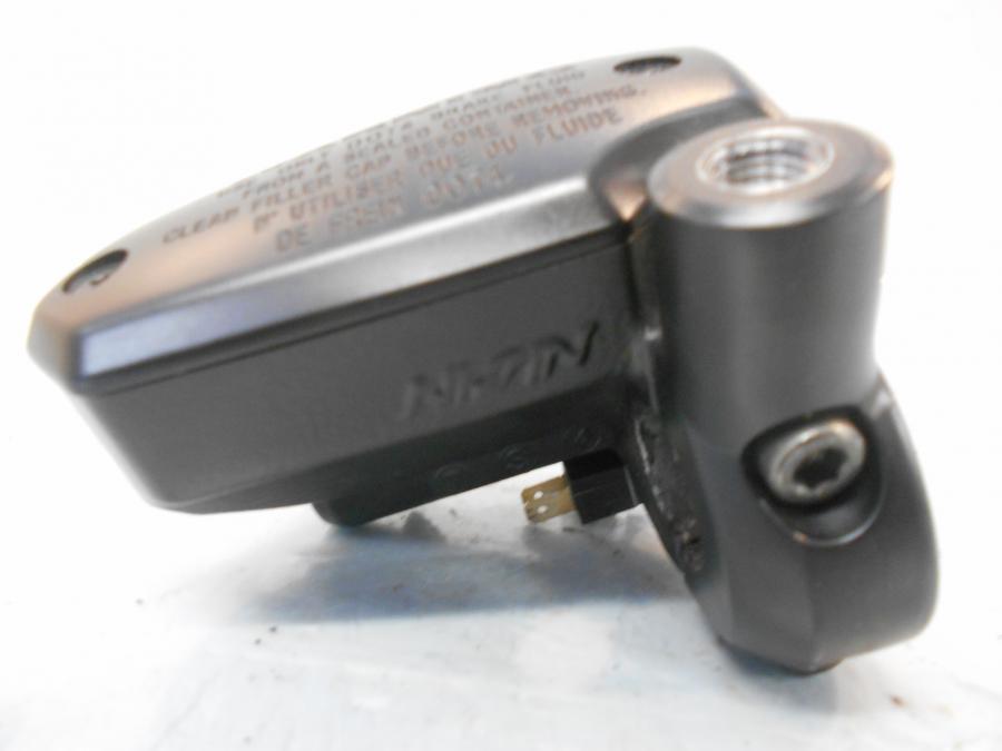 Höger sida på Bromshuvudcylinder från en Kawasaki Z 900 -2018 motorcykel.