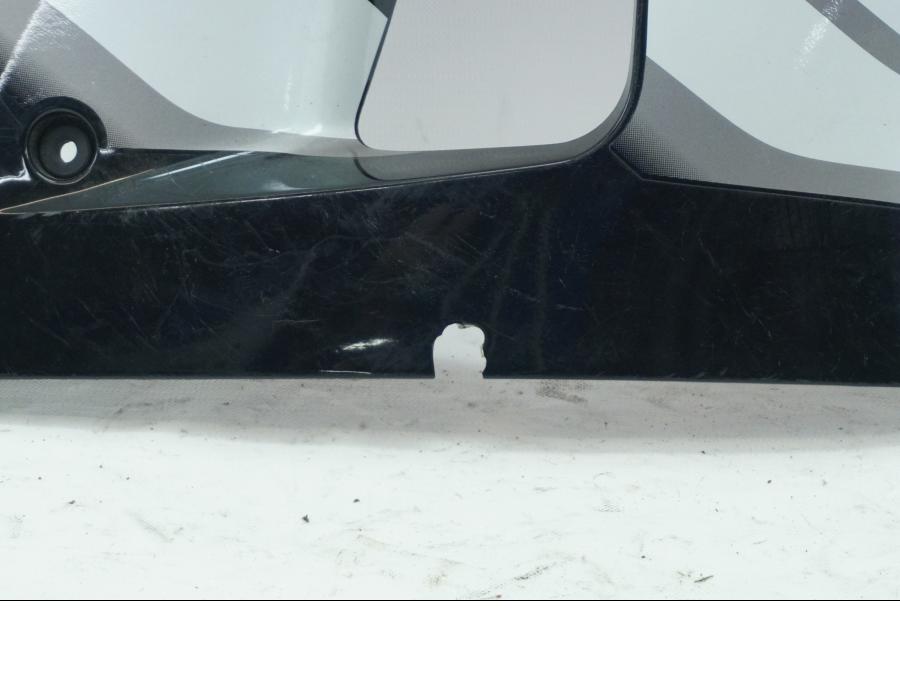 Baksidan på Sidkåpa från en Yamaha YZF R6 -1999 motorcykel.