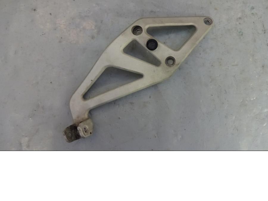 Framsidan på Fotpinnefäste från en KTM 990 Super Duke -2009 motorcykel.