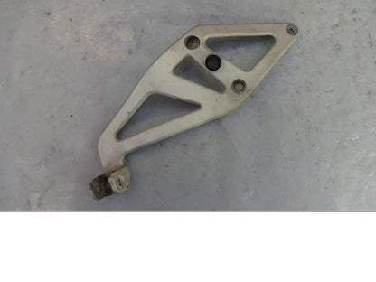 Framsidan på Fotpinnefäste från en KTM 990 Super Duke -2009 motorcykel.