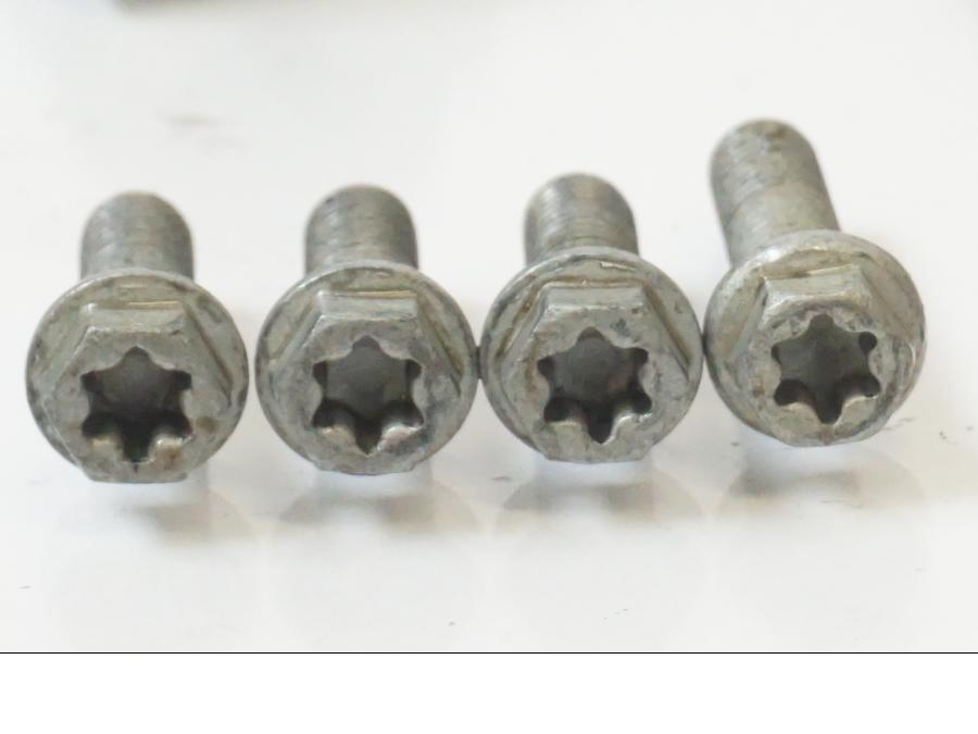 Baksidan på Oljepump från en KTM 1190 Adventure -2015 motorcykel.