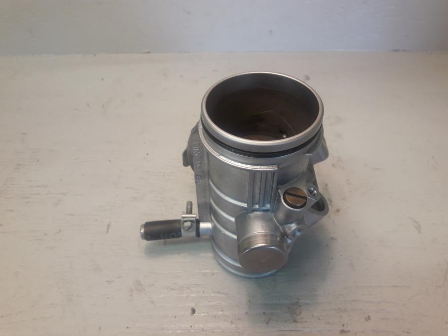 Baksidan på Spjällhus från en BMW R 1150 GS -2003 motorcykel.