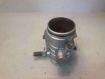 Baksidan på Spjällhus från en BMW R 1150 GS -2003 motorcykel.