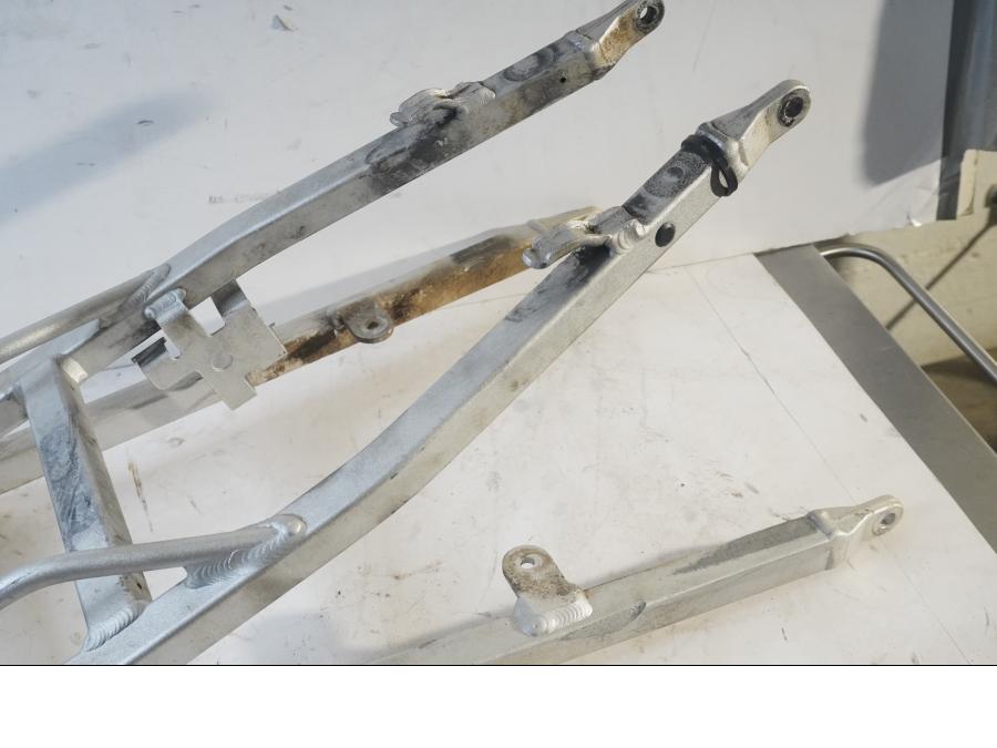 Höger sida på Bakram från en Husqvarna TE 310 -2009 motorcykel.