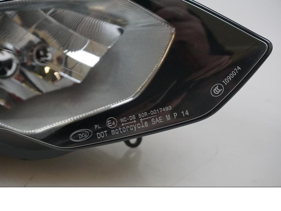 Snett nerifrån på Strålkastare från en BMW S 1000 RR -2016 motorcykel.