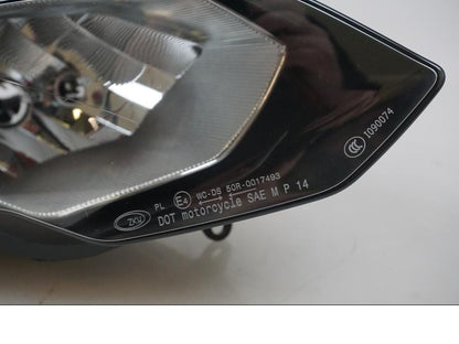 Snett nerifrån på Strålkastare från en BMW S 1000 RR -2016 motorcykel.