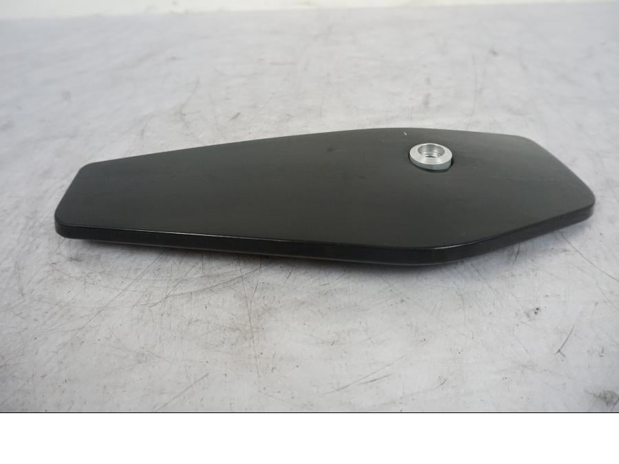 Vänster sida på Kylarvinge från en KTM 690 Duke -2014 motorcykel.