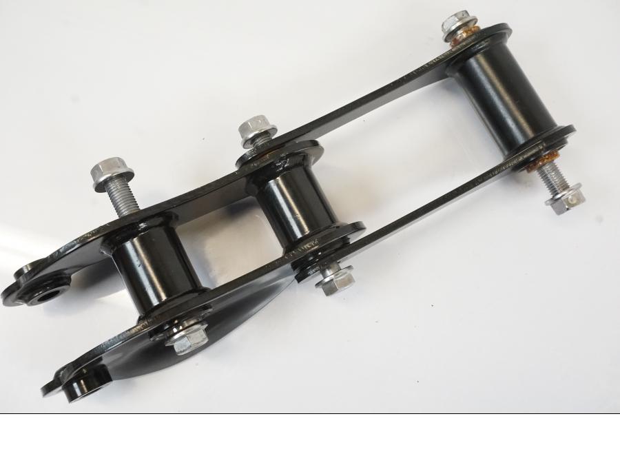 Snett nerifrån på Stötdämparlänkage från en Triumph Trident -2021 motorcykel.