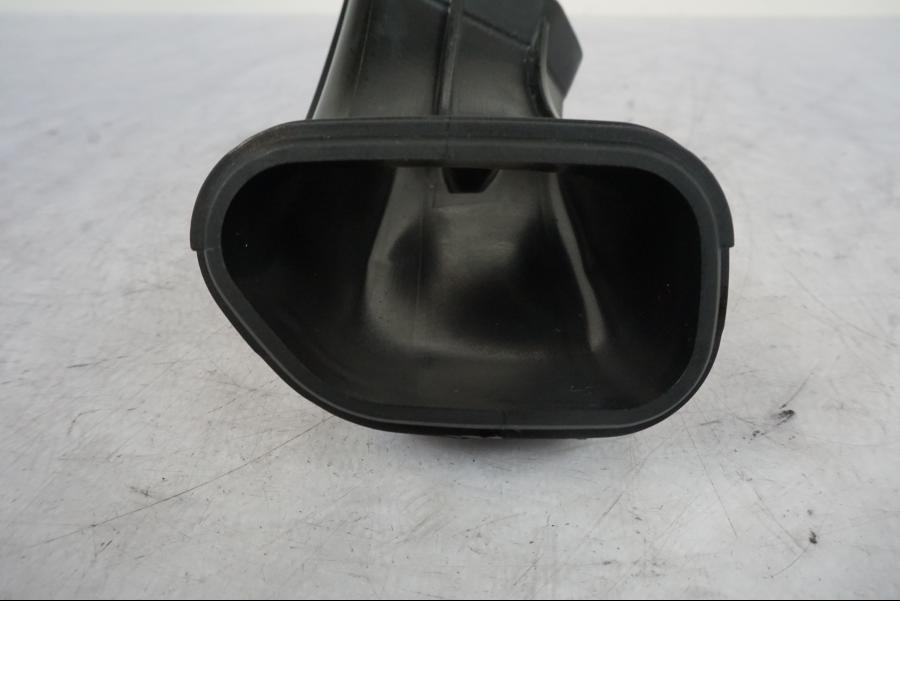 Höger sida på Luftrör från en KTM 1290 Super Duke R -2023 motorcykel.