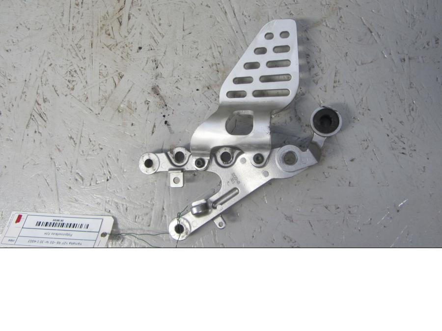 Baksidan på Fotpinnefäste från en Yamaha YZF R6 -2006 motorcykel.