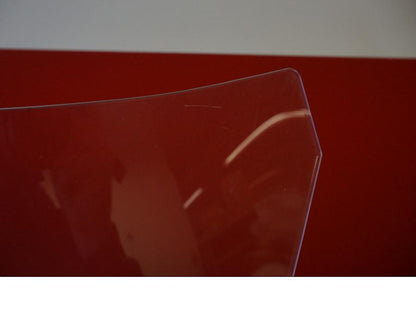 Snett uppifrån på Vindruta från en Yamaha MT-07 Tracer -2020 motorcykel.