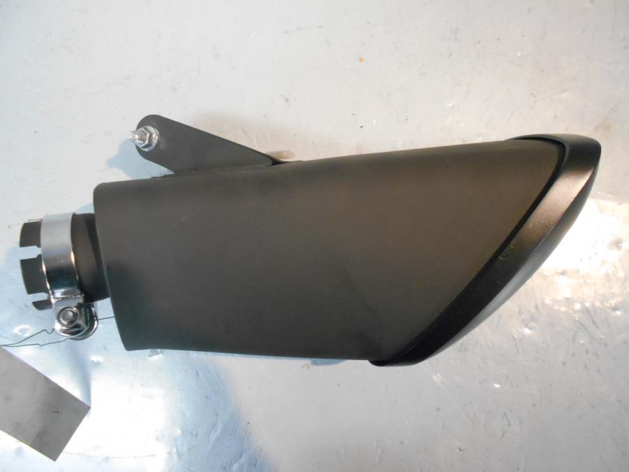 Höger sida på Ljuddämpare från en Suzuki GSX-S 1000 -2015 motorcykel.