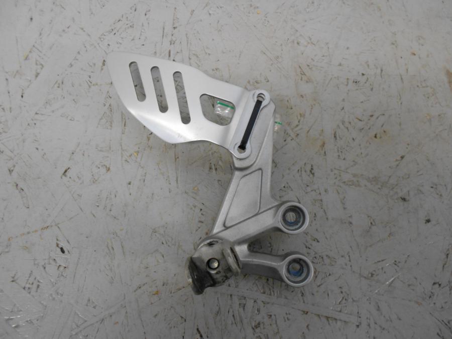 Framsidan på Fotpinnefäste från en Suzuki GSX-R 1000 -2007 motorcykel.