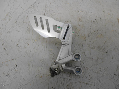 Framsidan på Fotpinnefäste från en Suzuki GSX-R 1000 -2007 motorcykel.