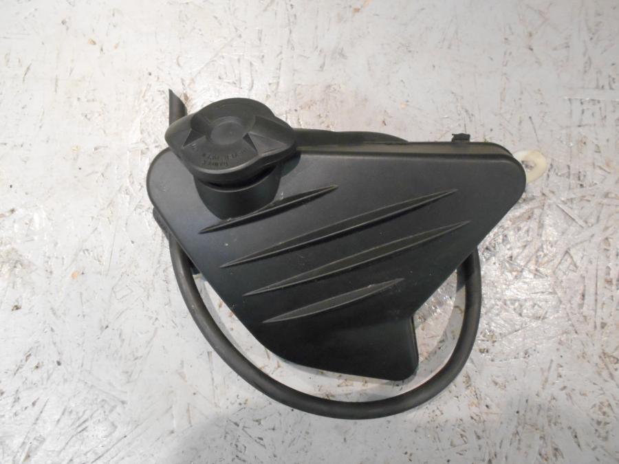 Framsidan på Vattenexpansionskärl från en BMW K 1300 R -2009 motorcykel.