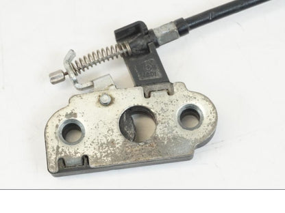 Baksidan på Sadellåsmekanism från en Aprilia Tuono V4R -2011 motorcykel.