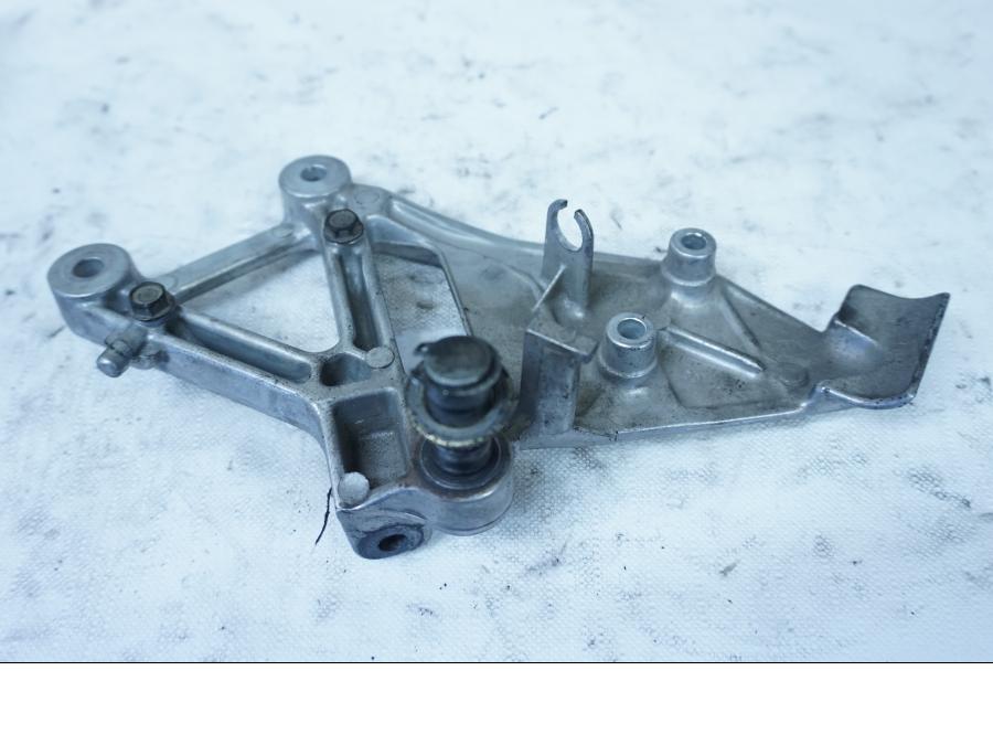 Baksidan på Fotpinnefäste från en Honda VFR 750 -1992 motorcykel.