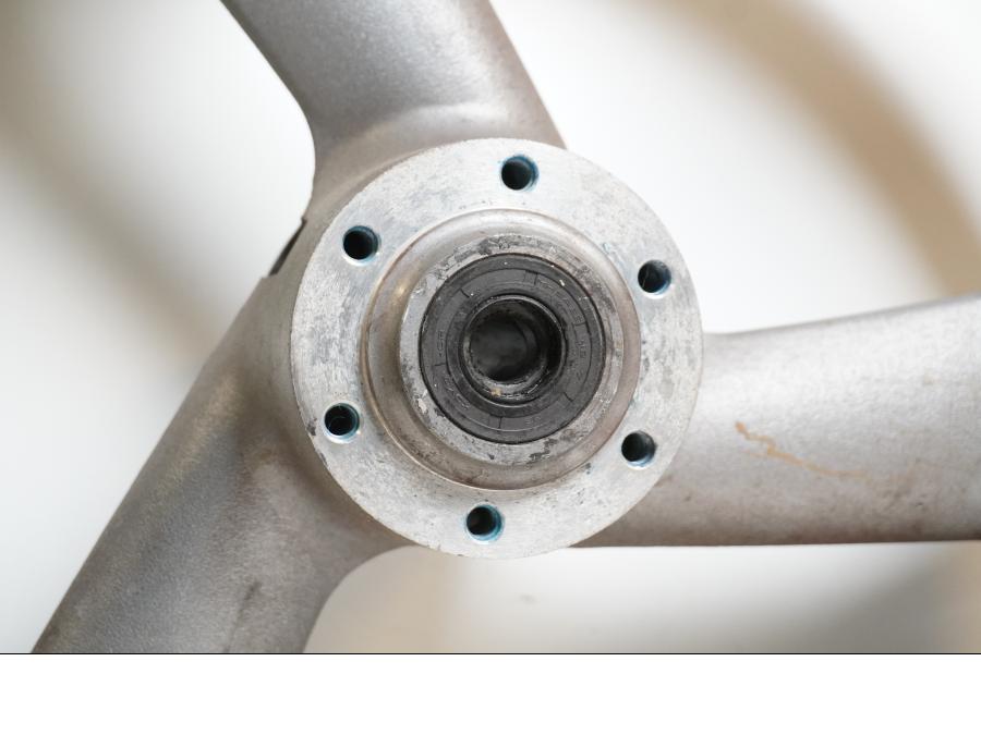 Baksidan på Fälg från en Yamaha FJ 1200 -1991 motorcykel.