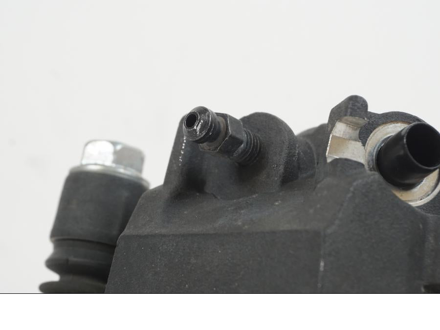 Snett nerifrån på Bromsok från en Suzuki GSX-R 1000 -2007 motorcykel.