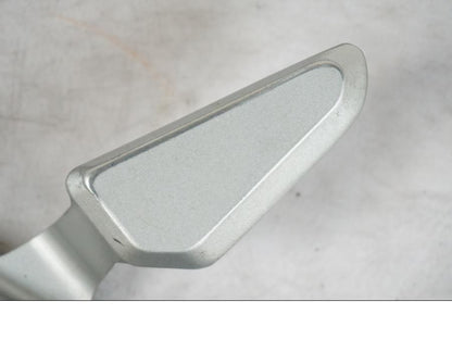 Vänster sida på Fotpinnefäste från en Yamaha MT 125 -2017 motorcykel.