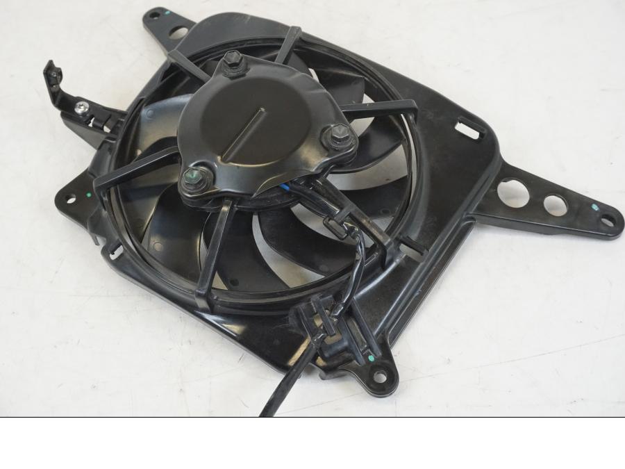 Snett uppifrån på Vattenkylfläkt från en Triumph Speed Triple -2021 motorcykel.