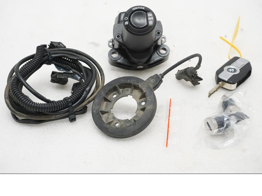 Framsidan på Låssats från en BMW R 1200 GSA -2017 motorcykel.