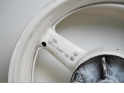 Snett uppifrån på Fälg från en Yamaha YZF R6 -2000 motorcykel.