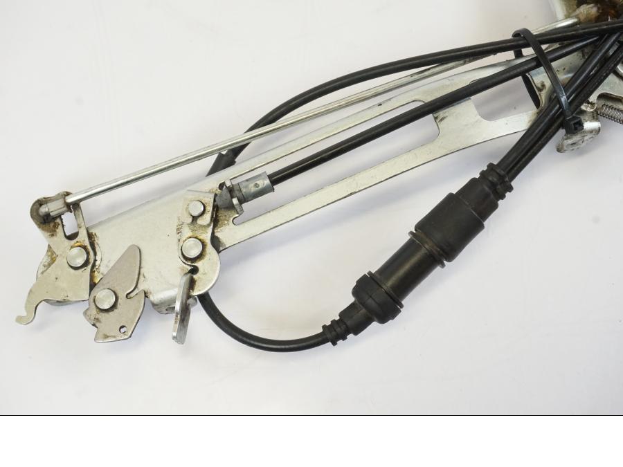 Snett nerifrån på Sadellåsmekanism från en Honda NT 700 -2008 motorcykel.