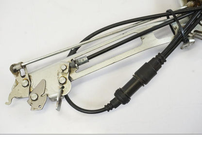 Snett nerifrån på Sadellåsmekanism från en Honda NT 700 -2008 motorcykel.