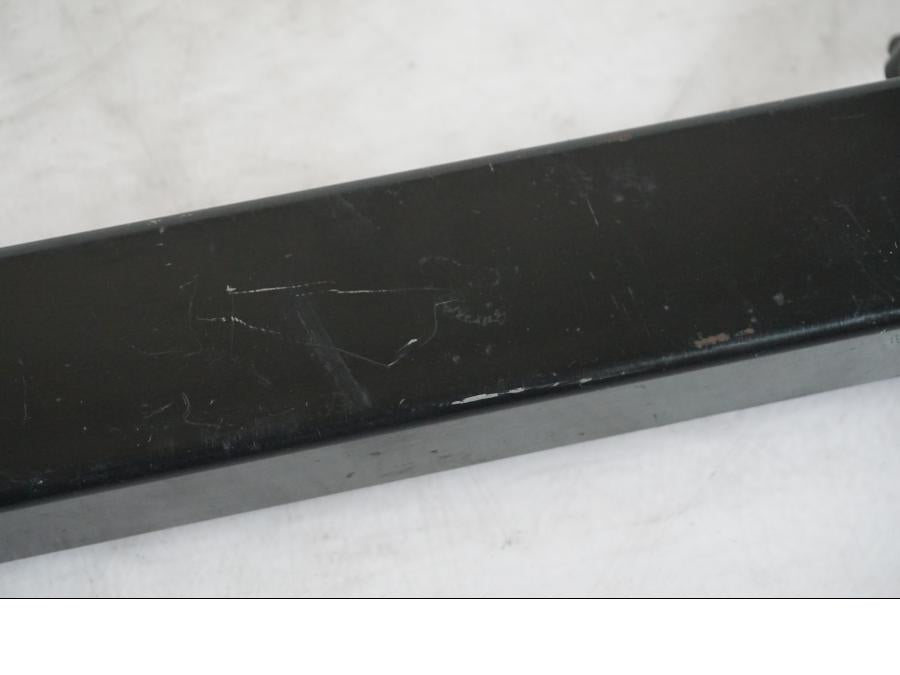 Snett nerifrån på Länkarm från en Suzuki LTA 750 XP E -2009 motorcykel.