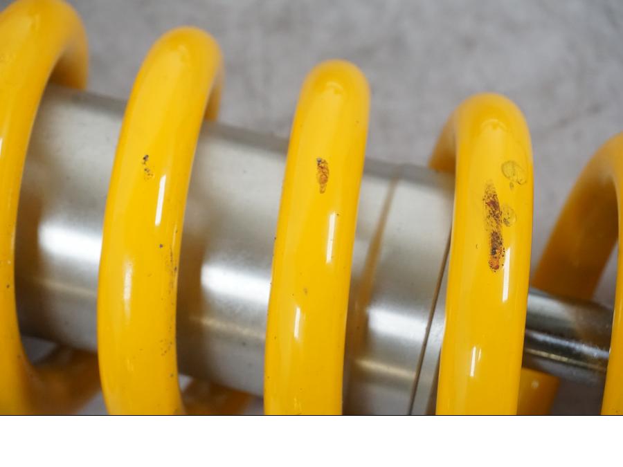 Snett uppifrån på Stötdämpare från en Ducati Multistrada V4 -2024 motorcykel.