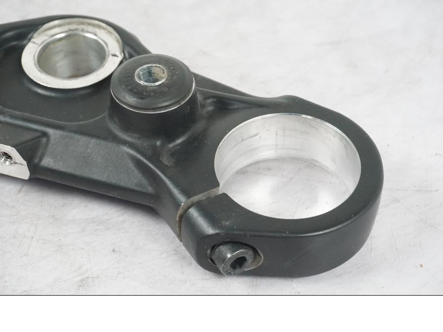 Baksidan på Gaffelkrona från en KTM 390 Duke -2018 motorcykel.