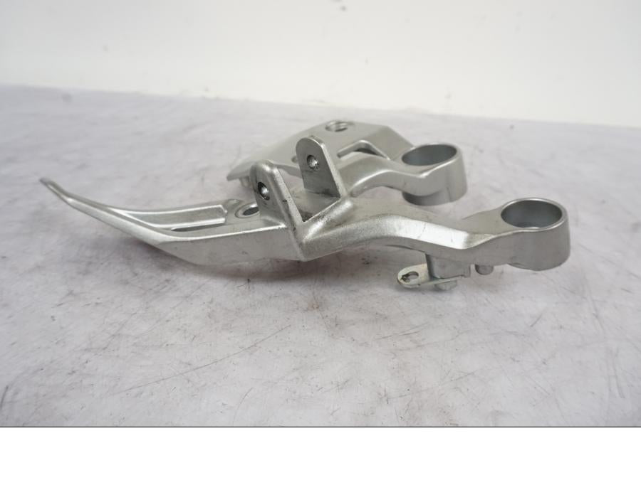 Baksidan på Fotpinnefäste från en Yamaha MT-09 -2020 motorcykel.