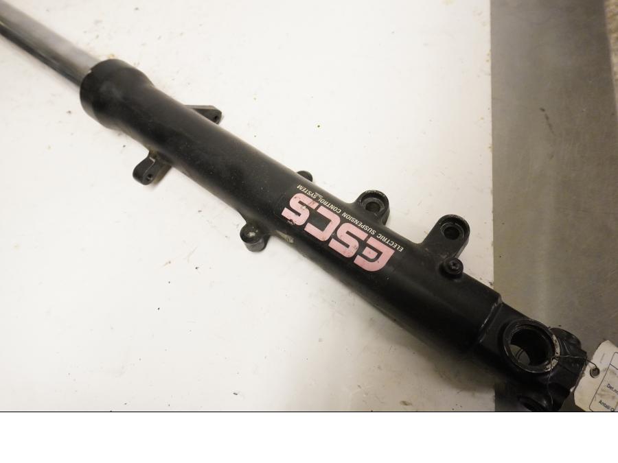 Baksidan på Gaffelben från en Kawasaki GPX 750 R -1987 motorcykel.