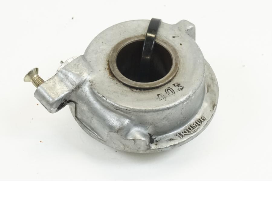 Baksidan på Hastighetsdrivning från en Triumph Speedmaster -2006 motorcykel.