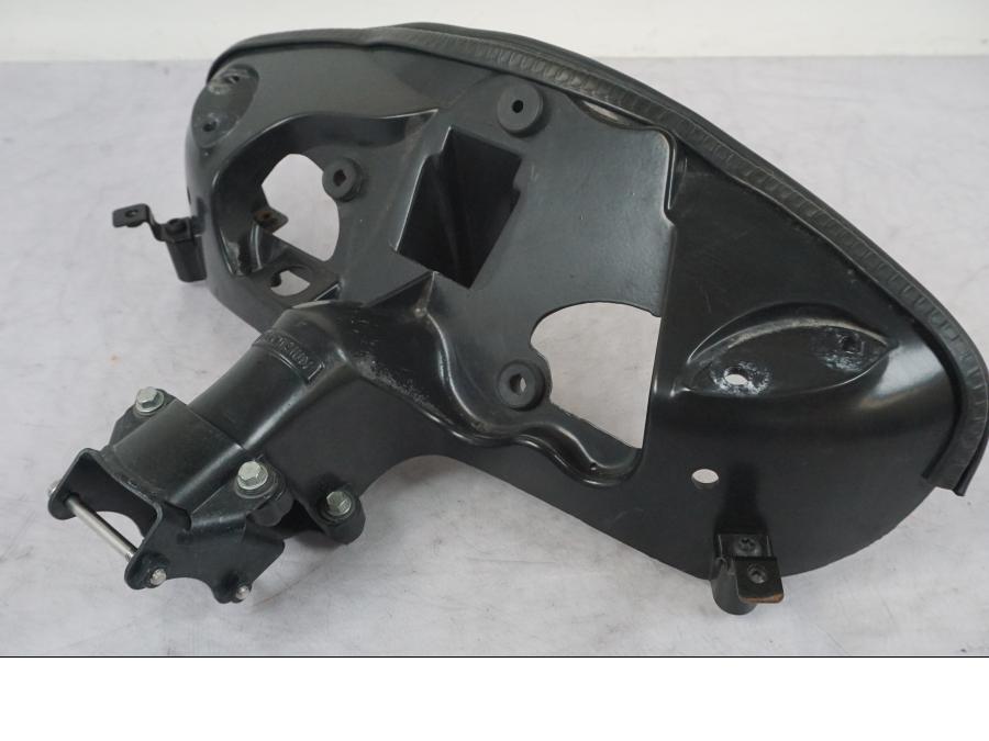 Snett nerifrån på Toppkåpstag från en Triumph Daytona 955I -2000 motorcykel.