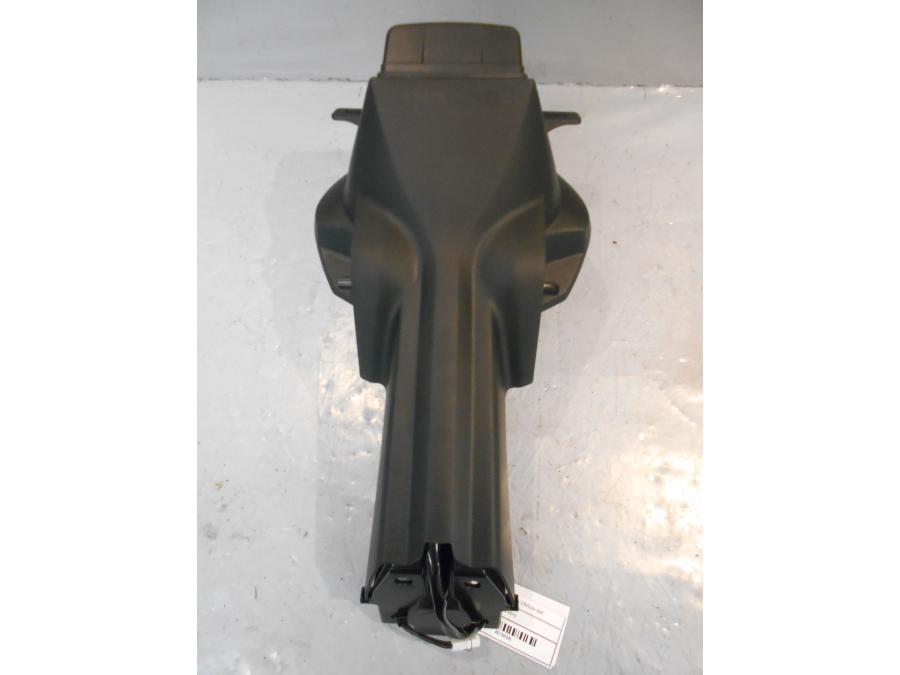 Snett nerifrån på Skylthållare från en Suzuki GSX-S 1000 -2018 motorcykel.