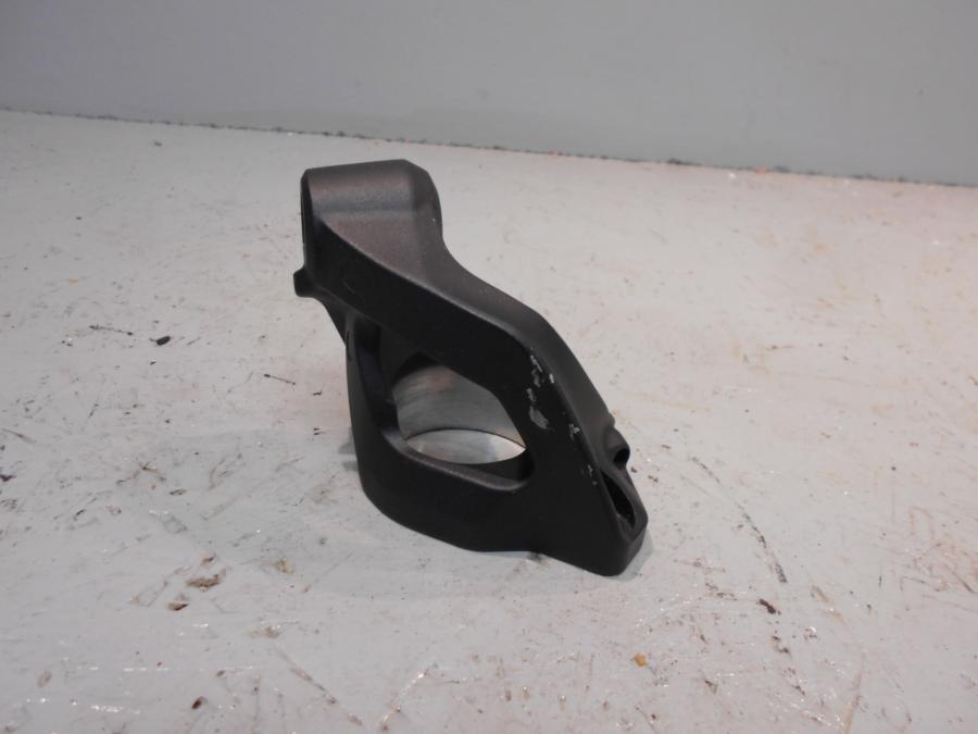 Baksidan på Styrfäste från en Kawasaki Ninja H2 -2018 motorcykel.