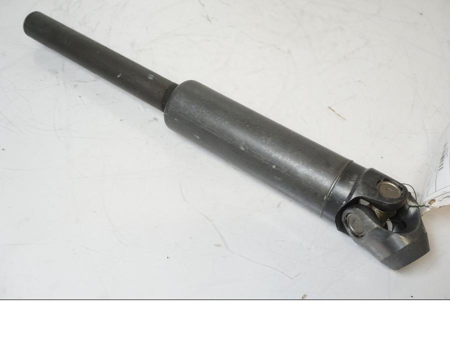 Framsidan på <p>Kardanaxel från BMW R 1200 C 2002.</p>

<p>Bakre knut hackar lite.</p> motorcykel.