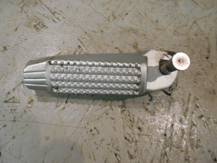 Framsidan på Fotpinne från en BMW K 1300 R -2009 motorcykel.