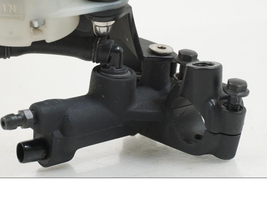 Snett nerifrån på Bromshuvudcylinder från en Aprilia Tuono V4R -2011 motorcykel.