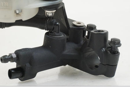 Snett nerifrån på Bromshuvudcylinder från en Aprilia Tuono V4R -2011 motorcykel.