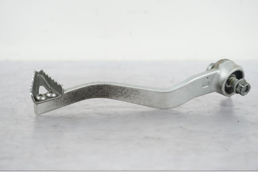 Snett uppifrån på Bromspedal från en KTM 690 SM R -2009 motorcykel.