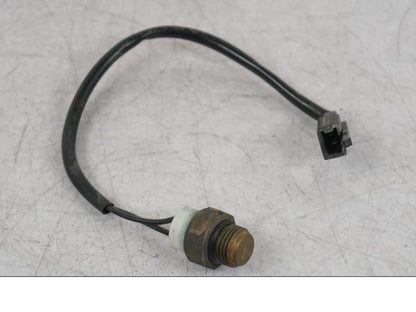 Baksidan på Vattenkylgivare från en Suzuki VZ 800 -2000 motorcykel.