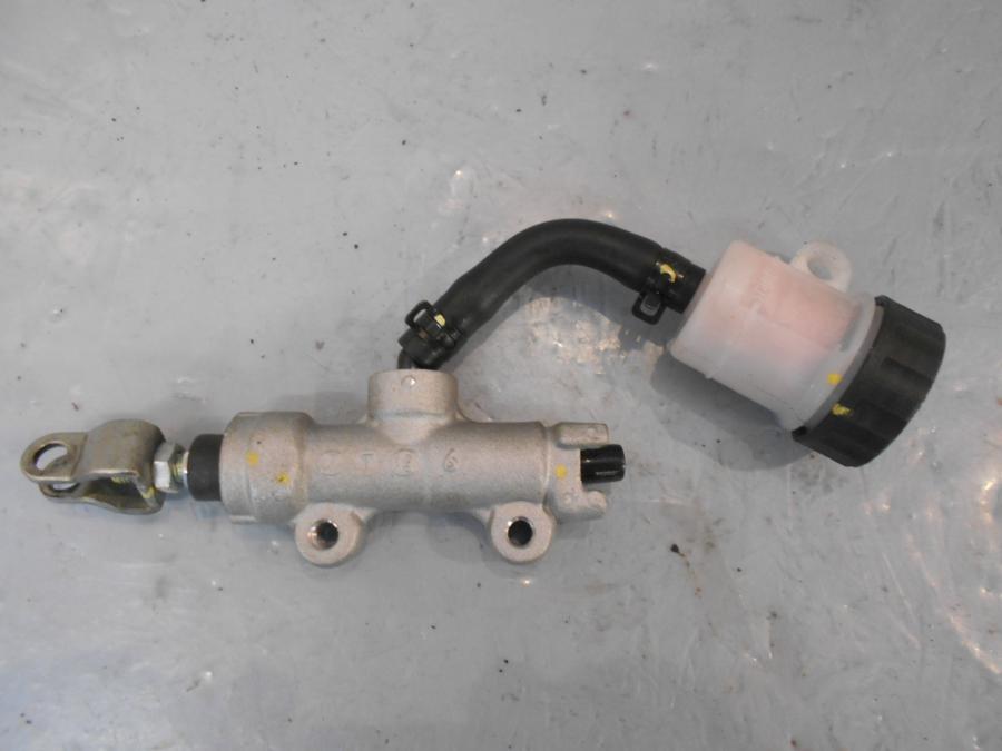 Höger sida på Bromshuvudcylinder från en Kawasaki Z 900 -2018 motorcykel.