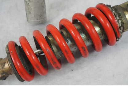 Höger sida på Stötdämpare från en Triumph Daytona 955I -2000 motorcykel.